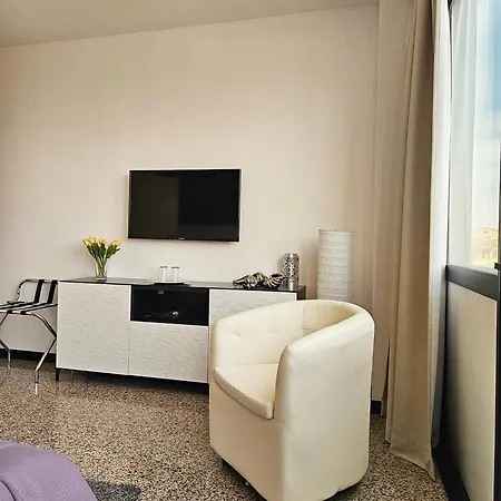 Gold & Silver Deluxe Accomodation Πανσιόν 3*